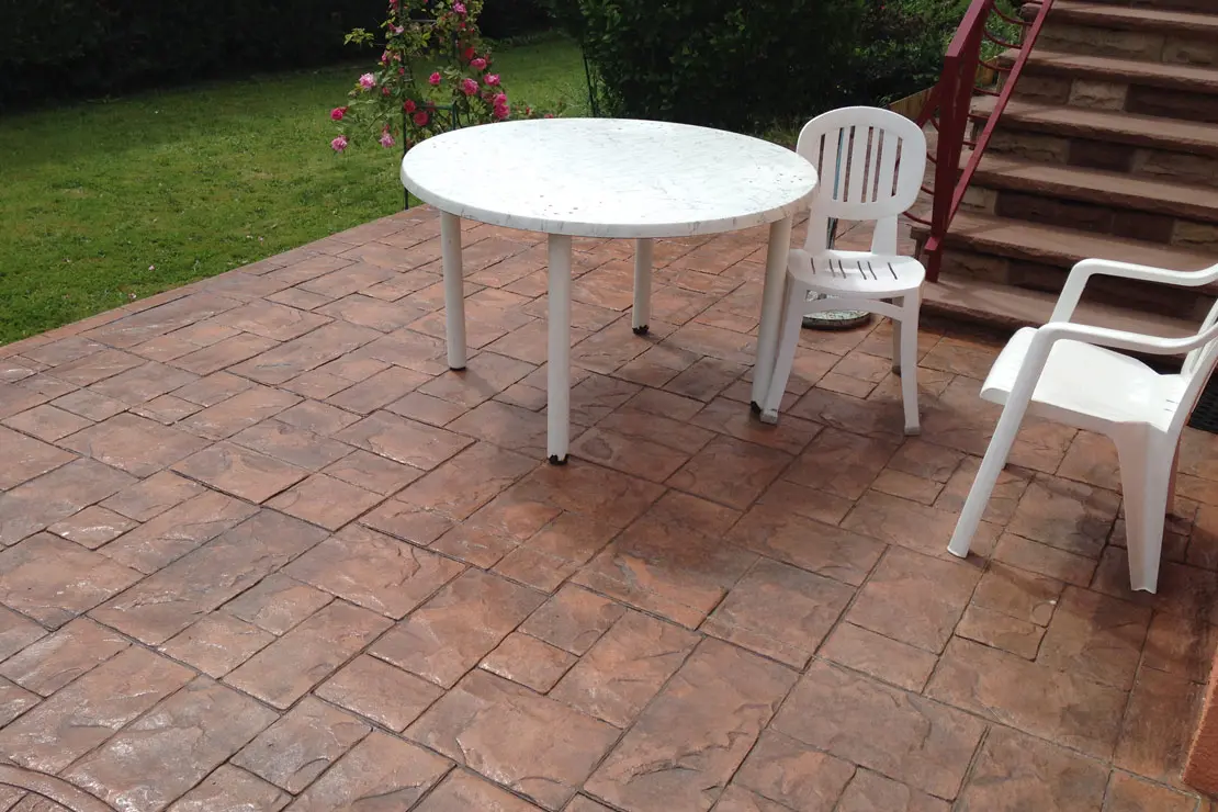 Maison avec sol en béton imprimé dans le salon extérieur à Orléans.